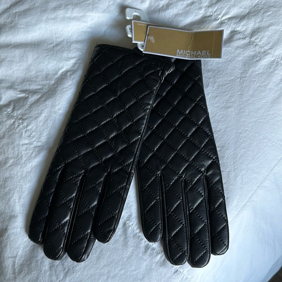 Michael Kors Accessories - ❤️HOST PICK❤️ NWT Michael Kors Leather Woman Touch Tip Gloves